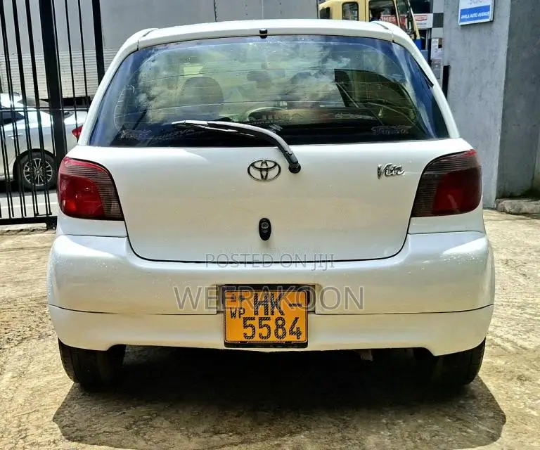 Toyota Vitz 2001 Car (Used)
