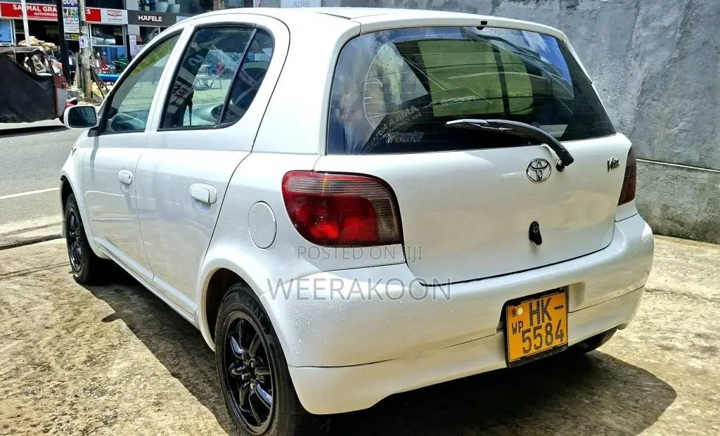 Toyota Vitz 2001 Car (Used)