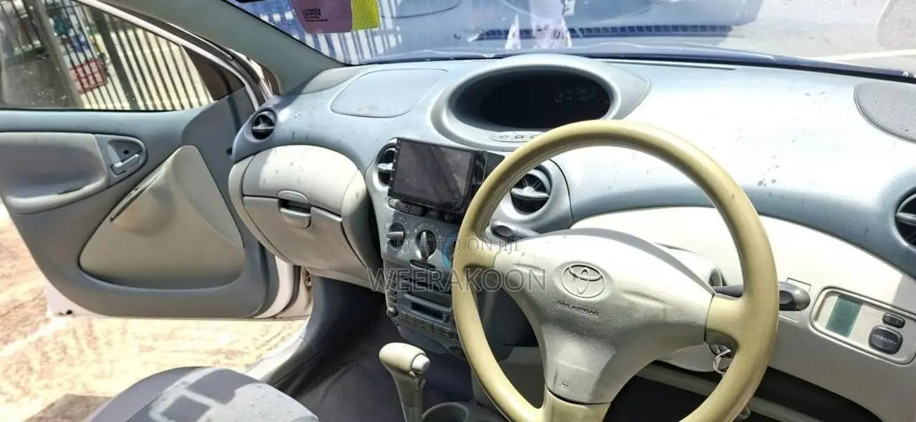 Toyota Vitz 2001 Car (Used)
