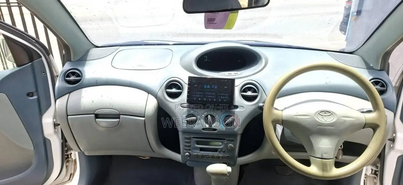 Toyota Vitz 2001 Car (Used)