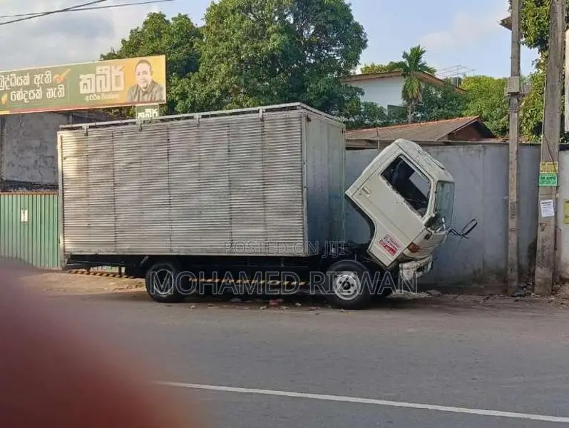 Isuzu NPR 1988 Lorry (Used)