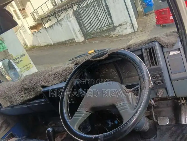 Isuzu NPR 1988 Lorry (Used)