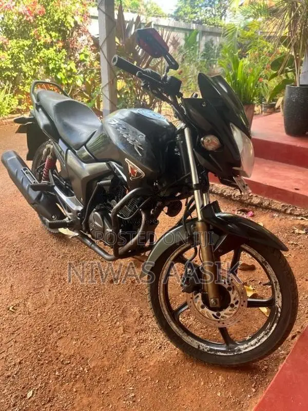 Hero Hunk 2015 Motorbike (Used)