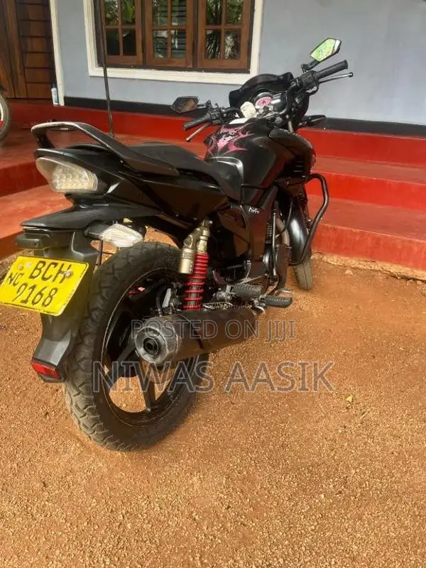 Hero Hunk 2015 Motorbike (Used)