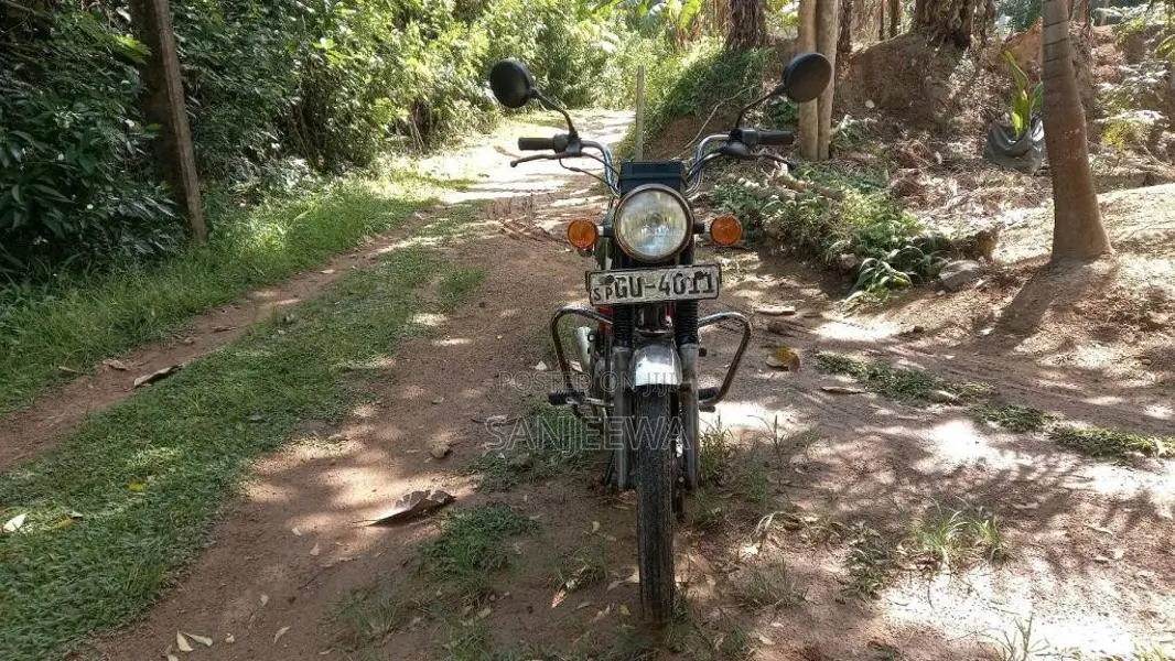 Bajaj Boxer 2002 Motorbike (Used)