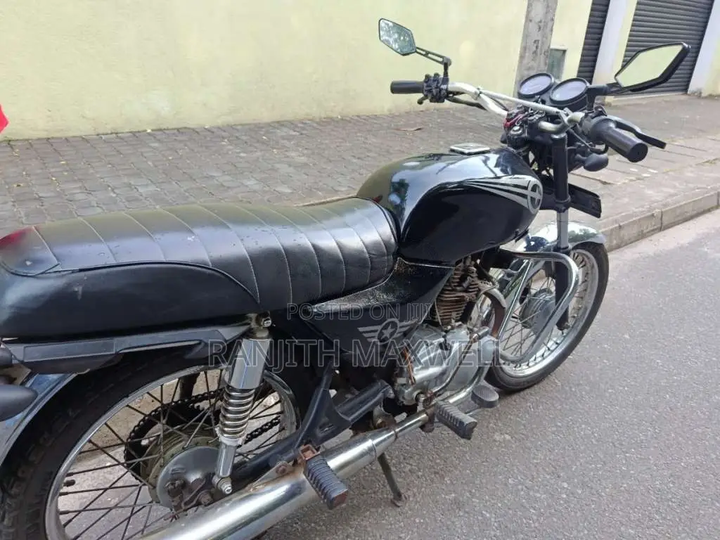 Bajaj Boxer 2004 Motorbike (Used)