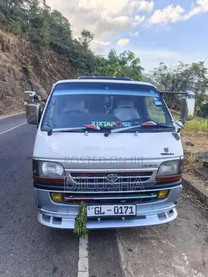 Toyota Dolphin 2000 Van (Used)