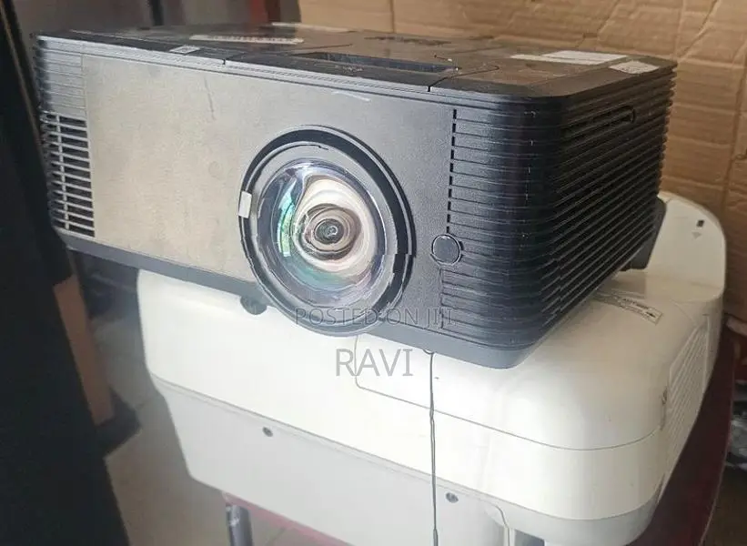 projectors short throw (picture frame10x10ft)