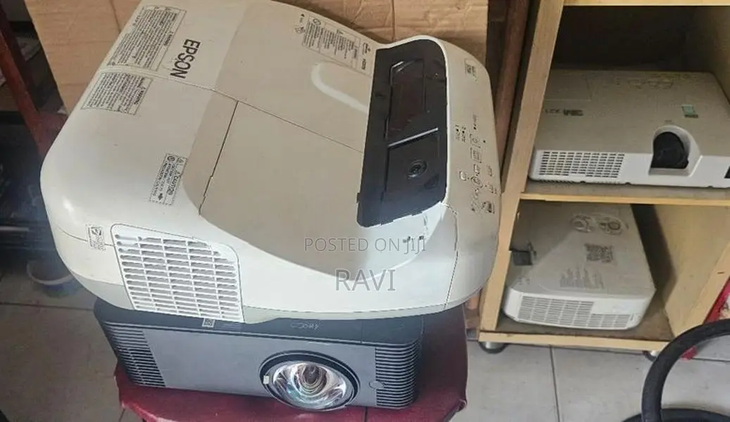 projectors short throw (picture frame10x10ft)