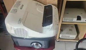 projectors short throw (picture frame10x10ft)