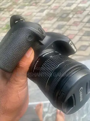 Canon EOS 800D with 18-55mm Godox TT520 II selling due to upgrade