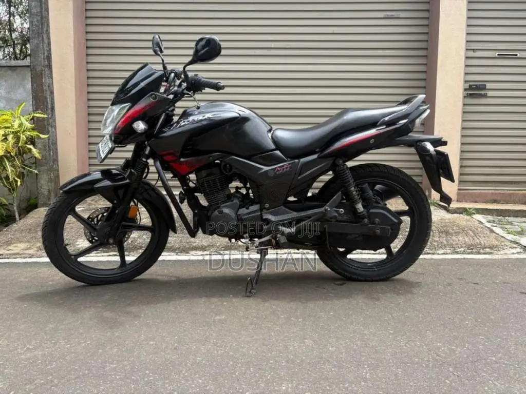 Hero Hunk 2016 Motorbike (Used)
