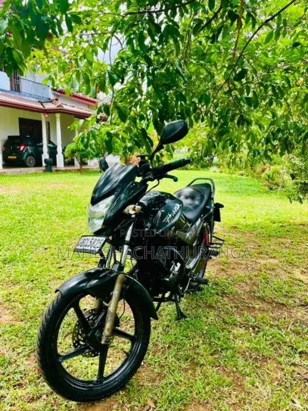 Hero Hunk 2015 Motorbike (Used)