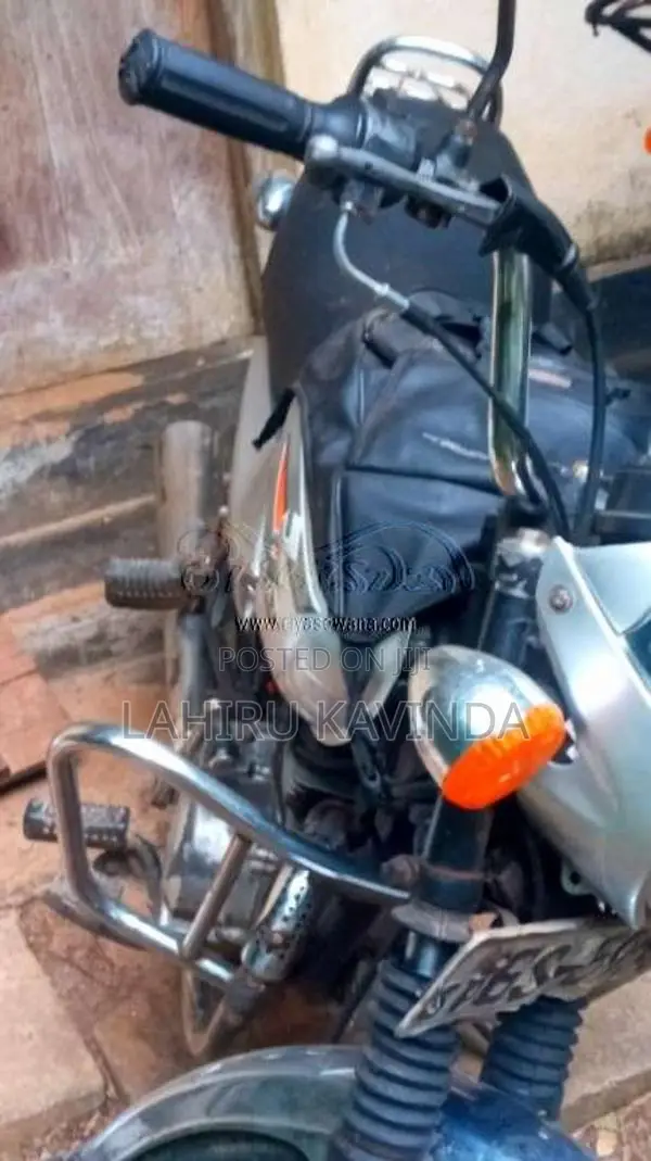 Bajaj Boxer 2004 Motorbike (Used)