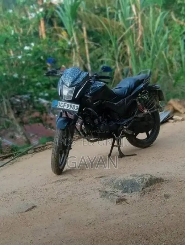 Hero Hunk 2015 Motorbike (Used)