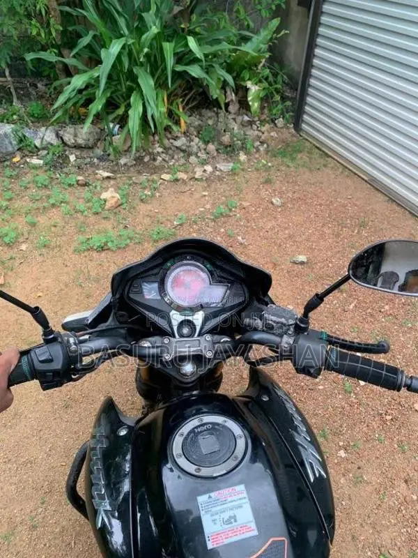 Hero Hunk 2015 Motorbike (Used)