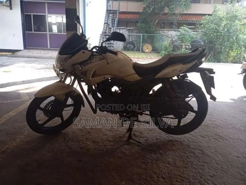 Hero Hunk 2015 Motorbike (Used)