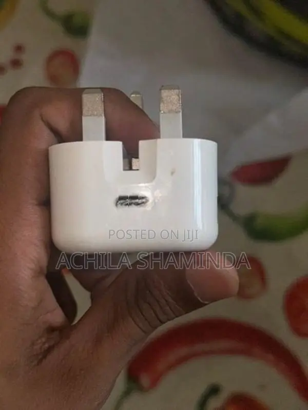 Apple 20W USB-C power adapter(UK 3-pin