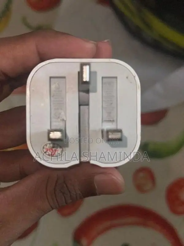Apple 20W USB-C power adapter(UK 3-pin