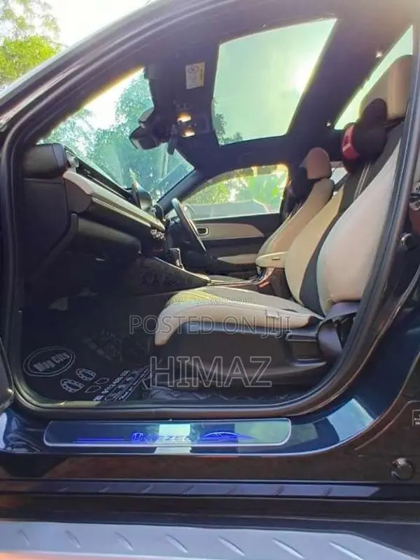 Honda Vezel Z Play Moonroof 2023 SUV (Used)