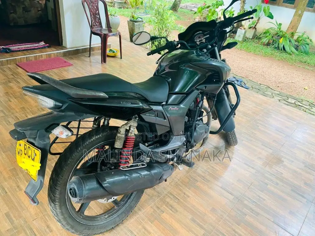 Hero Hunk 2015 Motorbike (Used)