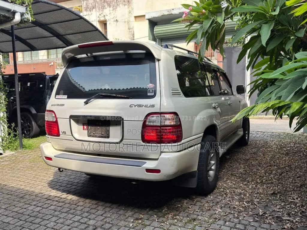 Toyota Land Cruiser Cygnus UZJ100 2000 SUV (Used)