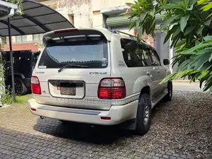 Toyota Land Cruiser Cygnus UZJ100 2000 SUV (Used)