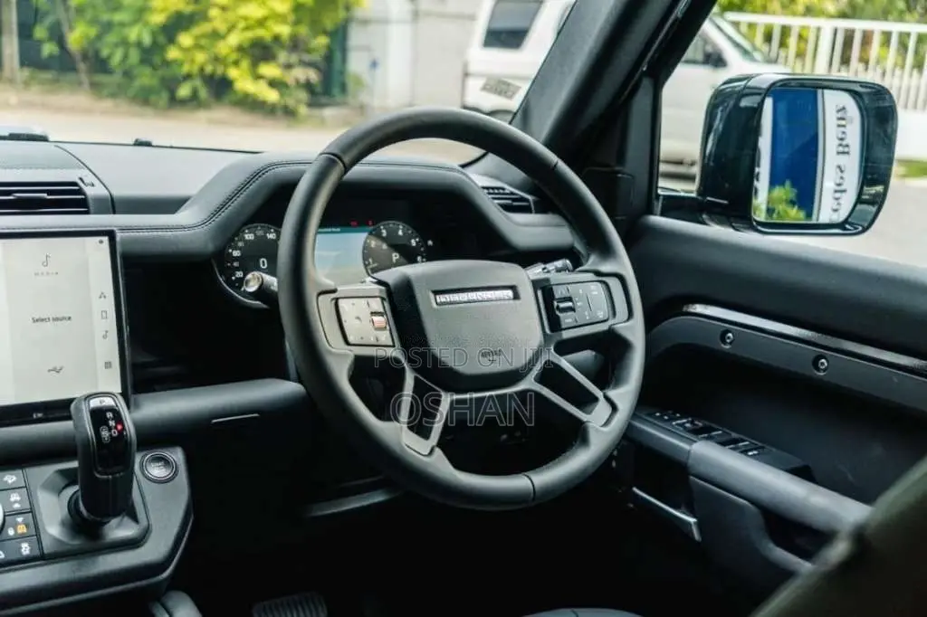 Land-Rover Defender 2025 SUV (Used)