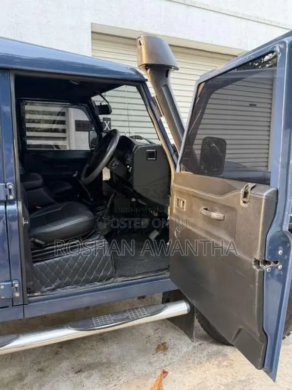 Land-Rover Defender 2004 SUV (Used)