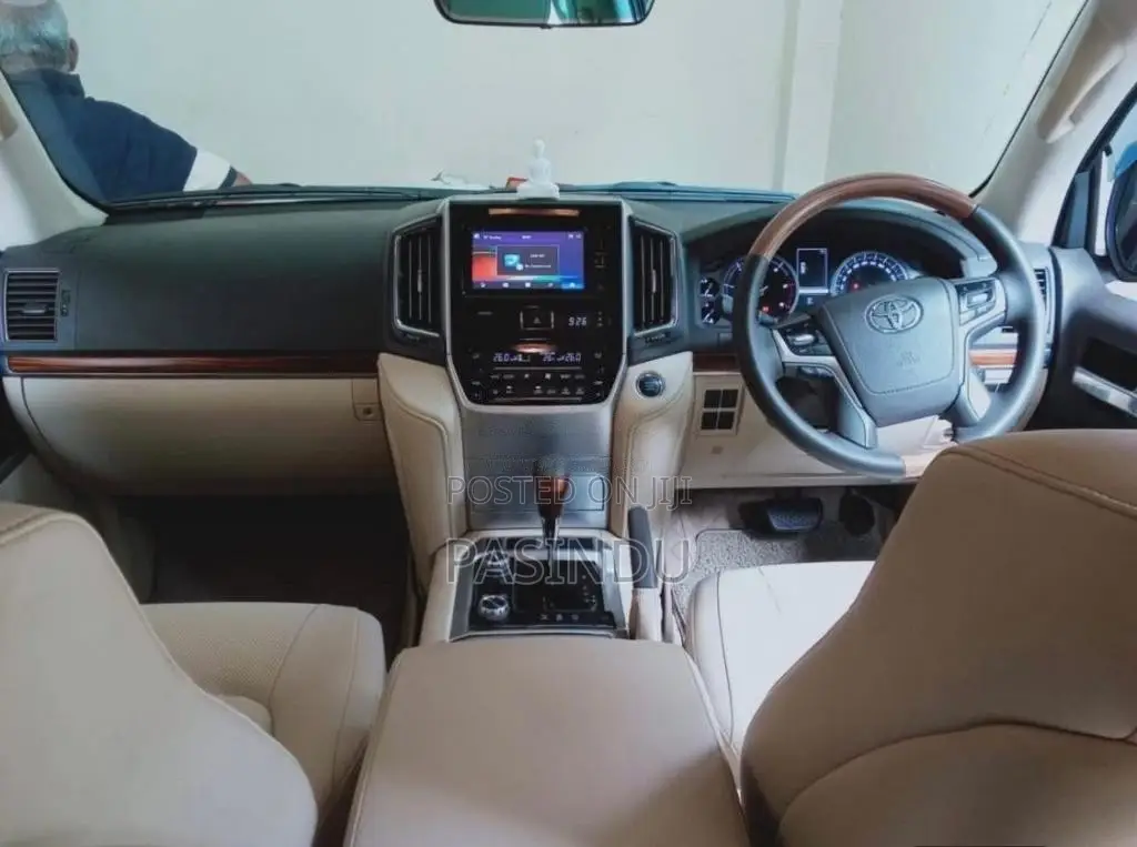 Toyota Land Cruiser 2017 SUV (Used)