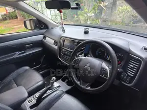Mitsubishi Outlander PHEV Gnavi 2014 SUV (Used)