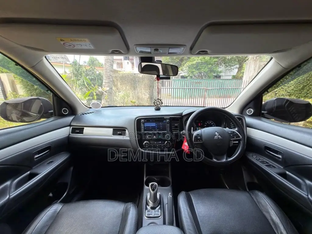 Mitsubishi Outlander PHEV Gnavi 2014 SUV (Used)