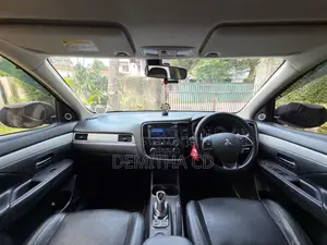 Mitsubishi Outlander PHEV Gnavi 2014 SUV (Used)