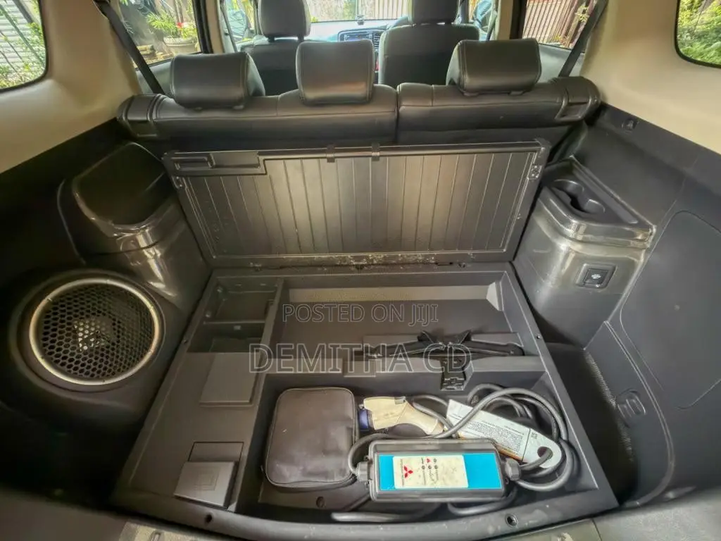 Mitsubishi Outlander PHEV Gnavi 2014 SUV (Used)