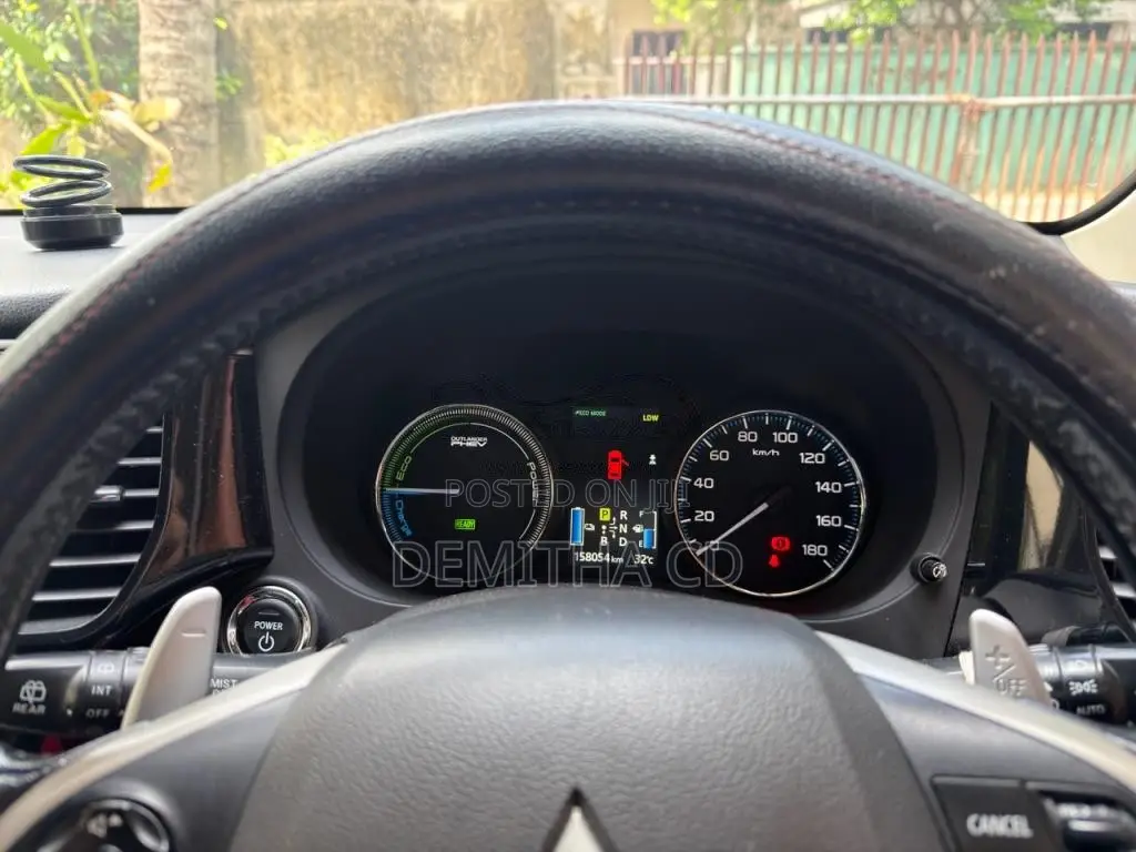 Mitsubishi Outlander PHEV Gnavi 2014 SUV (Used)
