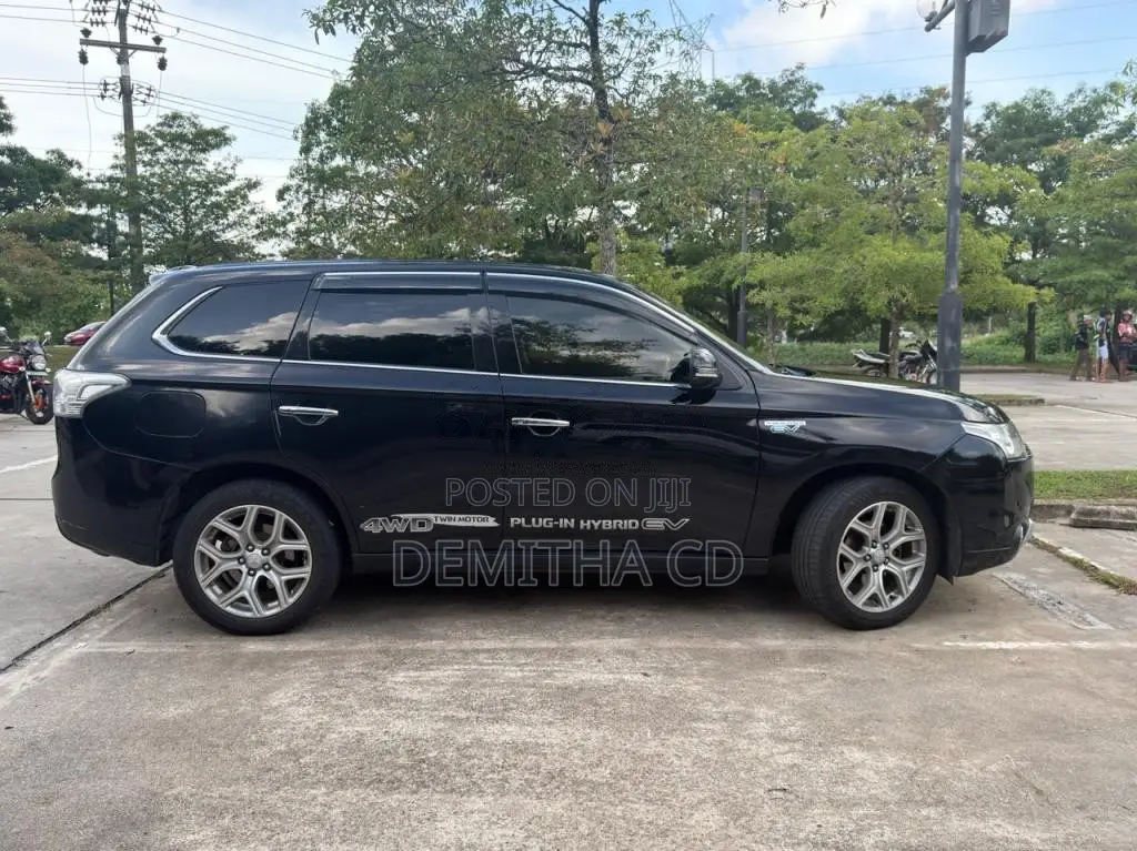 Mitsubishi Outlander PHEV Gnavi 2014 SUV (Used)