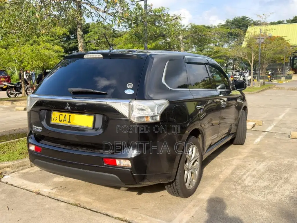 Mitsubishi Outlander PHEV Gnavi 2014 SUV (Used)
