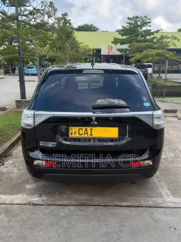Mitsubishi Outlander PHEV Gnavi 2014 SUV (Used)