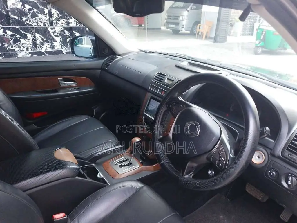 Micro Rexton W 2016 SUV (Used)