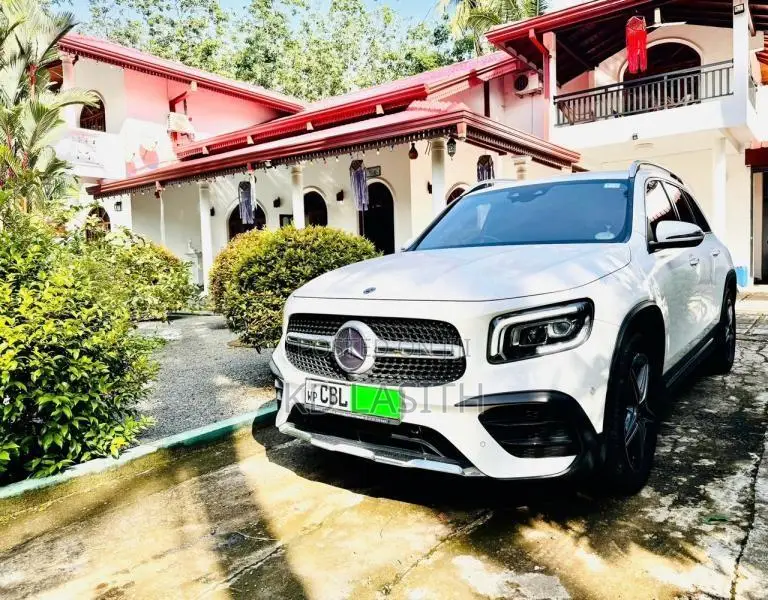 Mercedes-Benz GLB 200 AMG Line Premium Plus 2020 SUV (Used)