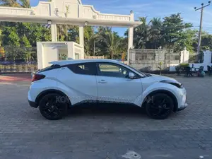 Toyota CHR 2023 SUV (Used)