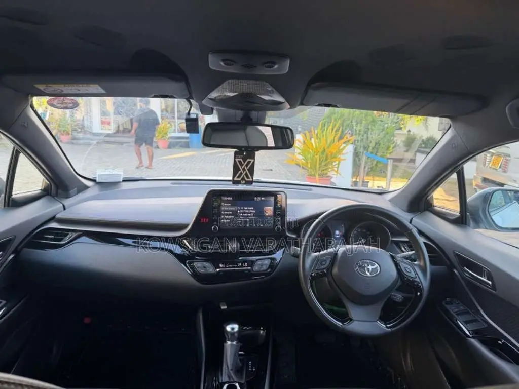Toyota CHR 2023 SUV (Used)