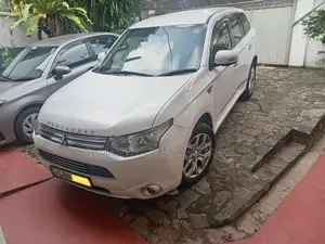 Mitsubishi OutlanderPHEV 2014 SUV (Used)