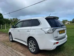 Mitsubishi Outlander PHEV 2013 SUV (Used)