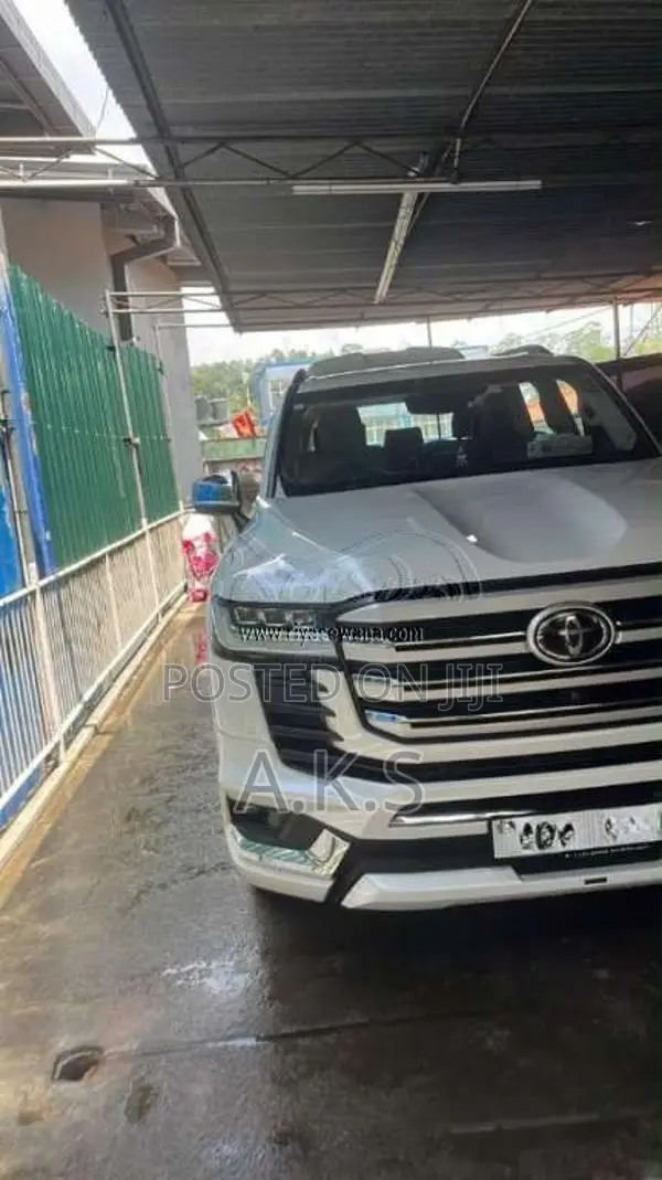 Toyota LC 300 2023 SUV (Used)