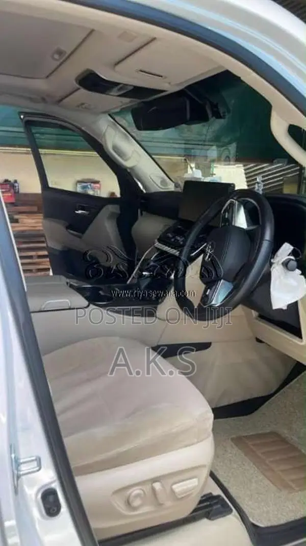 Toyota LC 300 2023 SUV (Used)