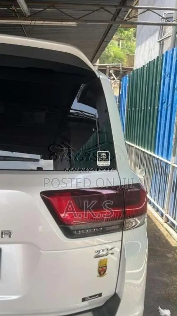 Toyota LC 300 2023 SUV (Used)