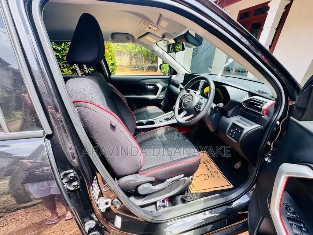 Toyota Raize 2025 SUV (Used)