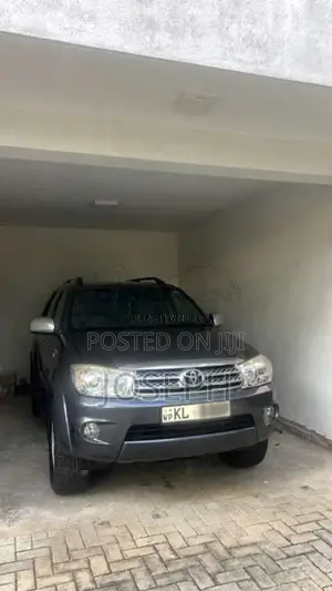 Toyota Fortuner 2010 SUV (Used)
