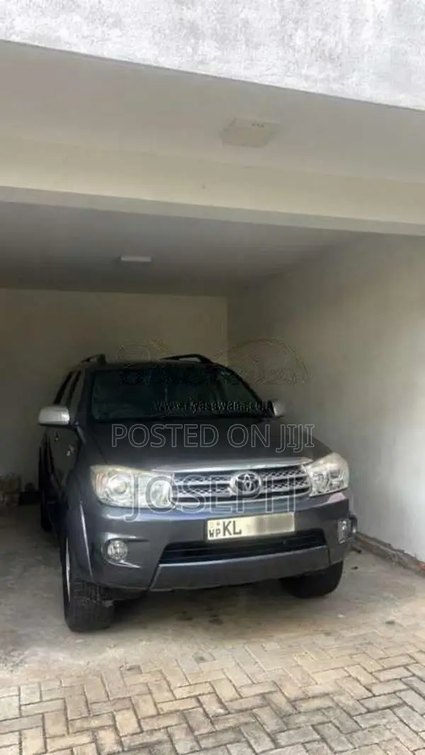 Toyota Fortuner 2010 SUV (Used)